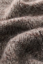 Nahaufnahme der grob gestrickten Iris von Arnim Strickjacke 'Felias' taupe/dunkelbraun meliert, Detail der Strickstruktur aus Seide-Cashmere.