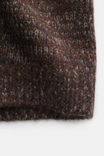 Nahaufnahme der grob gestrickten Iris von Arnim Strickjacke 'Felias' taupe/dunkelbraun meliert aus softer Seide-Cashmere-Mischung.