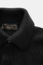 Nahaufnahme des Umlegekragens vom Filippo de Laurentiis Cardigan schwarz, mittelfeines Strickbild, sehr weicher Griff, Mix aus Cashmere, Seide und Microfaser, Oversized Fit, flexible Rippbündchen, fotografiert von oben.