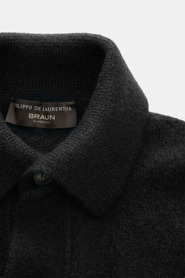 Nahaufnahme des Umlegekragens vom Filippo de Laurentiis Cardigan schwarz, mittelfeines Strickbild, sehr weicher Griff, Mix aus Cashmere, Seide und Microfaser, Oversized Fit, flexible Rippbündchen, fotografiert von oben.