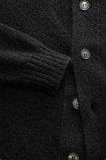 Nahaufnahme des Filippo de Laurentiis Cardigan schwarz aus mittelfeinem Strick, mit Umlegekragen, Oversized Fit, flexiblen Rippbündchen, weichem Griff aus Cashmere, Seide und Microfaser.