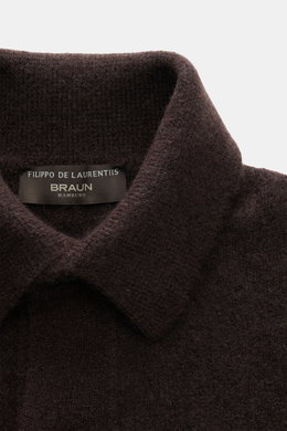 Nahaufnahme des Umlegekragens des dunkelbraunen Filippo de Laurentiis Cardigans mit mittelfeinem Strickbild, weichem Griff, Oversized Fit, Mix aus Cashmere, Seide und Microfaser, flexible Rippbündchen, fotografiert von oben.