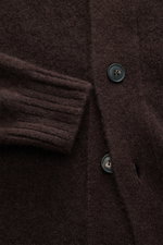 Filippo de Laurentiis Cardigan dunkelbraun, Nahaufnahme von Rippbündchen, Knöpfen und mittelfeinem Strickbild, Mix aus Cashmere, Seide, Microfaser, Oversized Fit, Umlegekragen, weicher Griff.