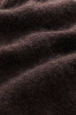 Filippo de Laurentiis Cardigan dunkelbraun Detailaufnahme aus Nähe, mittelfeines Strickbild, weicher Griff, Mix aus Cashmere, Seide, Microfaser, Oversized Fit, Umlegekragen, flexible Rippbündchen.