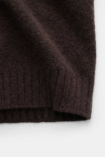 Filippo de Laurentiis Cardigan dunkelbraun, Detailaufnahme von stoffnaher Perspektive, Mix aus Cashmere, Seide und Microfaser, sehr weicher Griff, mittelfeines Strickbild, Oversized Fit, Umlegekragen, flexible Rippbündchen.