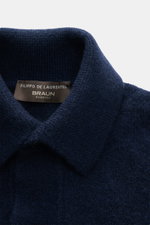 Nahaufnahme des Umlegekragens mit Label des Filippo de Laurentiis Cardigan navy, Mix aus Cashmere, Seide, Microfaser, weicher Griff, mittelfeines Strickbild, Oversized Fit, flexible Rippbündchen.