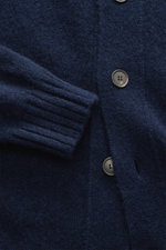 Filippo de Laurentiis Cardigan navy in Nahaufnahme von vorne, mittelfeines Strickbild, Umlegekragen, Mix aus Cashmere, Seide, Microfaser, Oversized Fit, weicher Griff, flexible Rippbündchen.