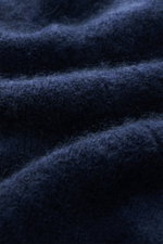 Nahaufnahme des mittelfeinen Strickbilds des Filippo de Laurentiis Cardigan navy, Mix aus Cashmere, Seide, Microfaser, sehr weich, voluminös, Oversized Fit, Umlegekragen, flexible Rippbündchen.