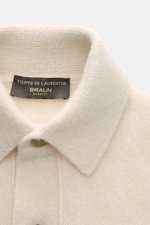 Filippo de Laurentiis Cardigan creme, Nahaufnahme von oben, Mix aus Cashmere, Seide, Microfaser, weicher Griff, mittelfeines Strickbild, Oversized Fit, Umlegekragen, flexible Rippbündchen.