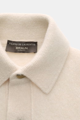 Filippo de Laurentiis Cardigan creme, Nahaufnahme von oben, Mix aus Cashmere, Seide, Microfaser, weicher Griff, mittelfeines Strickbild, Oversized Fit, Umlegekragen, flexible Rippbündchen.