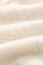Filippo de Laurentiis Cardigan creme Detailaufnahme aus Frontperspektive, Mix aus Cashmere, Seide, Microfaser, weicher, voluminöser Griff, mittelfeines Strickbild, Oversized Fit, Umlegekragen, flexible Rippbündchen.