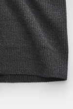 Close-up front view of Barena Venezia Cardigan 'Dori Cruna' dark grey melange showing medium-fine knit pattern, rib stitch, elastic rib cuffs, wide sleeve cuffs with thumb hole, knit from pure virgin wool, soft touch, Slim Fit, high closing collar, two-wa