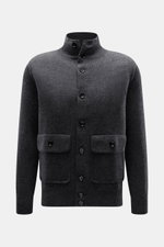 Allude Cardigan dunkelgrau meliert, frontale Nahaufnahme, Stehkragen, glatte Knopfleiste, aufgesetzte Taschen, weicher Schurwoll-Cashmere-Mix, Regular Fit, feines Strickbild, Rippbündchen.