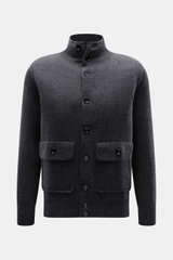 Allude Cardigan dunkelgrau meliert, frontale Nahaufnahme, Stehkragen, glatte Knopfleiste, aufgesetzte Taschen, weicher Schurwoll-Cashmere-Mix, Regular Fit, feines Strickbild, Rippbündchen.