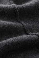 Nahaufnahme des weichen Strickbilds vom Allude Cardigan dunkelgrau meliert aus Schurwoll-Cashmere-Mix, Detail der Naht und Faserstruktur.
