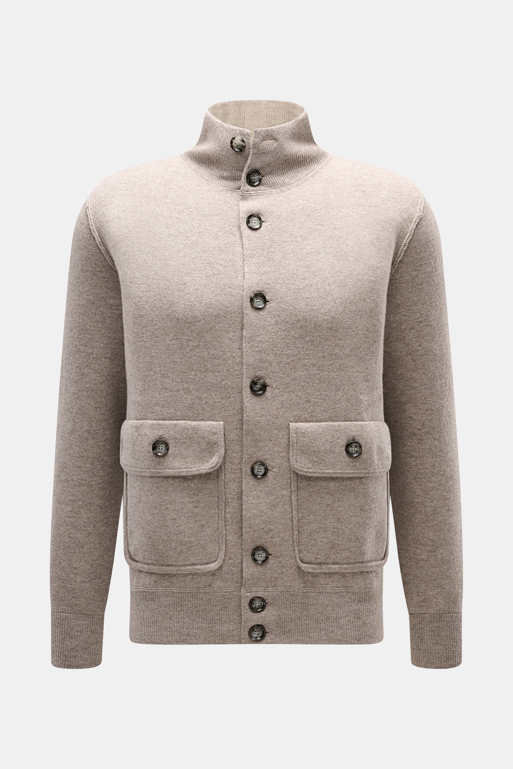 Allude Cardigan beige meliert frontal fotografiert mit Stehkragen, glatter Knopfleiste, aufgesetzten Taschen, Rippbündchen, Schurwoll-Cashmere-Mix.