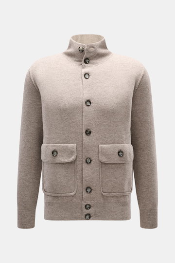 Front view of the Allude Cardigan beige melange, showcasing a fine knit texture, stand-up collar, smooth button placket, patch pockets, and ribbed cuffs.

<p>Luxury you can feel: The cardigan by ALLUDE impresses with a refined virgin wool-cashmere blend a