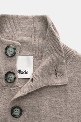 Allude Cardigan beige meliert, Nahaufnahme von Stehkragen und glatter Knopfleiste, weicher Schurwoll-Cashmere-Mix, feines Strickbild sichtbar.