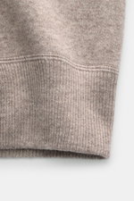 Allude Cardigan beige meliert nah, Detailaufnahme Rippbündchen und feines Strickbild, weicher Griff, Schurwoll-Cashmere-Mix, Regular Fit.