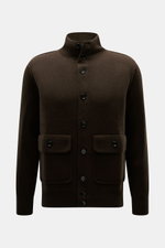 Allude Cardigan dunkelbraun, frontale Nahaufnahme, Stehkragen, glatte Knopfleiste, aufgesetzte Taschen, Schurwoll-Cashmere-Mix, Regular Fit, weicher Griff.