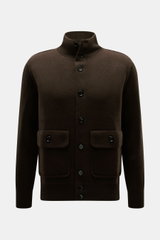 Allude Cardigan dunkelbraun, frontale Nahaufnahme, Stehkragen, glatte Knopfleiste, aufgesetzte Taschen, Schurwoll-Cashmere-Mix, Regular Fit, weicher Griff.