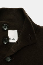 Nahaufnahme aus schräger Perspektive des Allude Cardigan dunkelbraun mit Stehkragen, glatter Knopfleiste aus Schurwoll-Cashmere-Mix, feinem Strickbild.