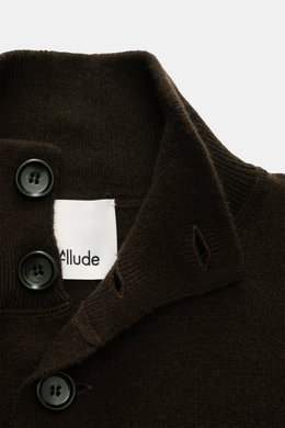 Nahaufnahme aus schräger Perspektive des Allude Cardigan dunkelbraun mit Stehkragen, glatter Knopfleiste aus Schurwoll-Cashmere-Mix, feinem Strickbild.