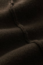 Feine Nahaufnahme des weichen, dunkelbraunen Allude Cardigan aus Schurwoll-Cashmere-Mix mit feinem Strick, Stehkragen und Rippbündchen.