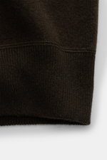 Nahaufnahme des Allude Cardigan dunkelbraun, Detailansicht von Rippbündchen und feinem Strickbild, hochwertiger Schurwoll-Cashmere-Mix.