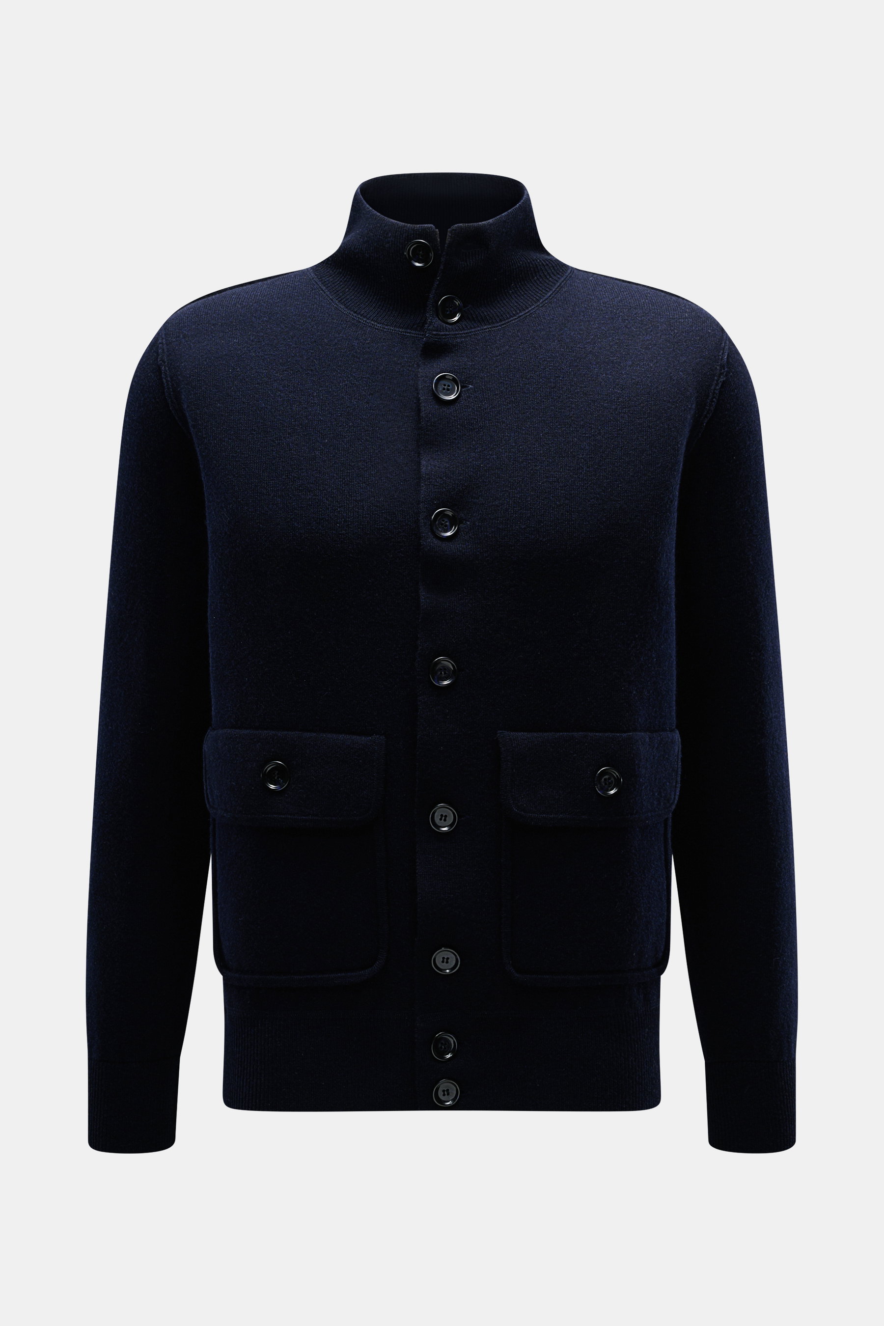Allude Cardigan navy, frontal fotografiert, Regular Fit mit Stehkragen, Schurwoll-Cashmere-Mix, glatter Knopfleiste, Fronttaschen und Rippbündchen.