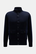 Allude Cardigan navy, frontal fotografiert, Regular Fit mit Stehkragen, Schurwoll-Cashmere-Mix, glatter Knopfleiste, Fronttaschen und Rippbündchen.