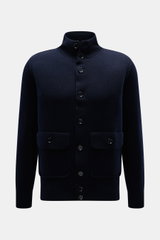 Allude Cardigan navy, frontal fotografiert, Regular Fit mit Stehkragen, Schurwoll-Cashmere-Mix, glatter Knopfleiste, Fronttaschen und Rippbündchen.