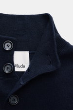 Nahaufnahme von Kragen und Knopfleiste des Allude Cardigan navy aus Schurwoll-Cashmere-Mix, Regular Fit, weicher Griff, Stehkragen, glatte Knöpfe.
