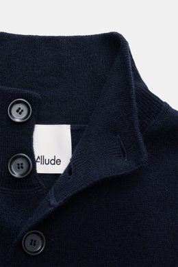 Nahaufnahme von Kragen und Knopfleiste des Allude Cardigan navy aus Schurwoll-Cashmere-Mix, Regular Fit, weicher Griff, Stehkragen, glatte Knöpfe.