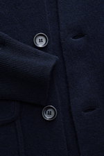 Allude Cardigan navy aus Schurwoll-Cashmere-Mix, Detailaufnahme frontal mit Knopf, Stehkragen, Fronttasche und Rippbündchen, feines Strickbild.