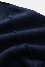 Nahaufnahme des feinen Strickbilds und der Naht des Allude Cardigan navy, luxuriöser Schurwoll-Cashmere-Mix mit weichem Griff.