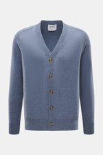 FTC Cashmere Cardigan rauchblau meliert, frontal fotografiert, Slim Fit, V-Ausschnitt, fünf Knöpfe, Fair-Trade-Cashmere, weicher Griff, Rippründchen.