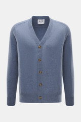 FTC Cashmere Cardigan rauchblau meliert, frontal fotografiert, Slim Fit, V-Ausschnitt, fünf Knöpfe, Fair-Trade-Cashmere, weicher Griff, Rippründchen.