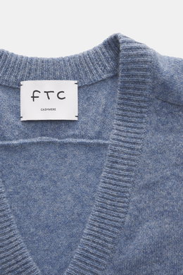 Nahaufnahme des FTC Cashmere Cardigan rauchblau meliert, nachhaltiges Fair-Trade-Cashmere mit weichem Griff und Rippbündchen, von oben fotografiert.