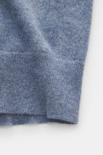 Nahaufnahme des FTC Cashmere Cardigan rauchblau meliert, fotografiert von oben, zeigt die weiche, mittelstarke Fair-Trade-Cashmere-Strickstruktur mit Rippbündchen.