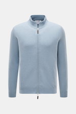 FTC Cashmere Strickjacke hellblau meliert, Frontansicht, fair-trade Cashmere, weicher Griff, feines Strickbild, Regular Fit, Zwei-Wege-Reißverschluss mit Leder-Logo, gerippter Stehkragen, flexible Rippbündchen.