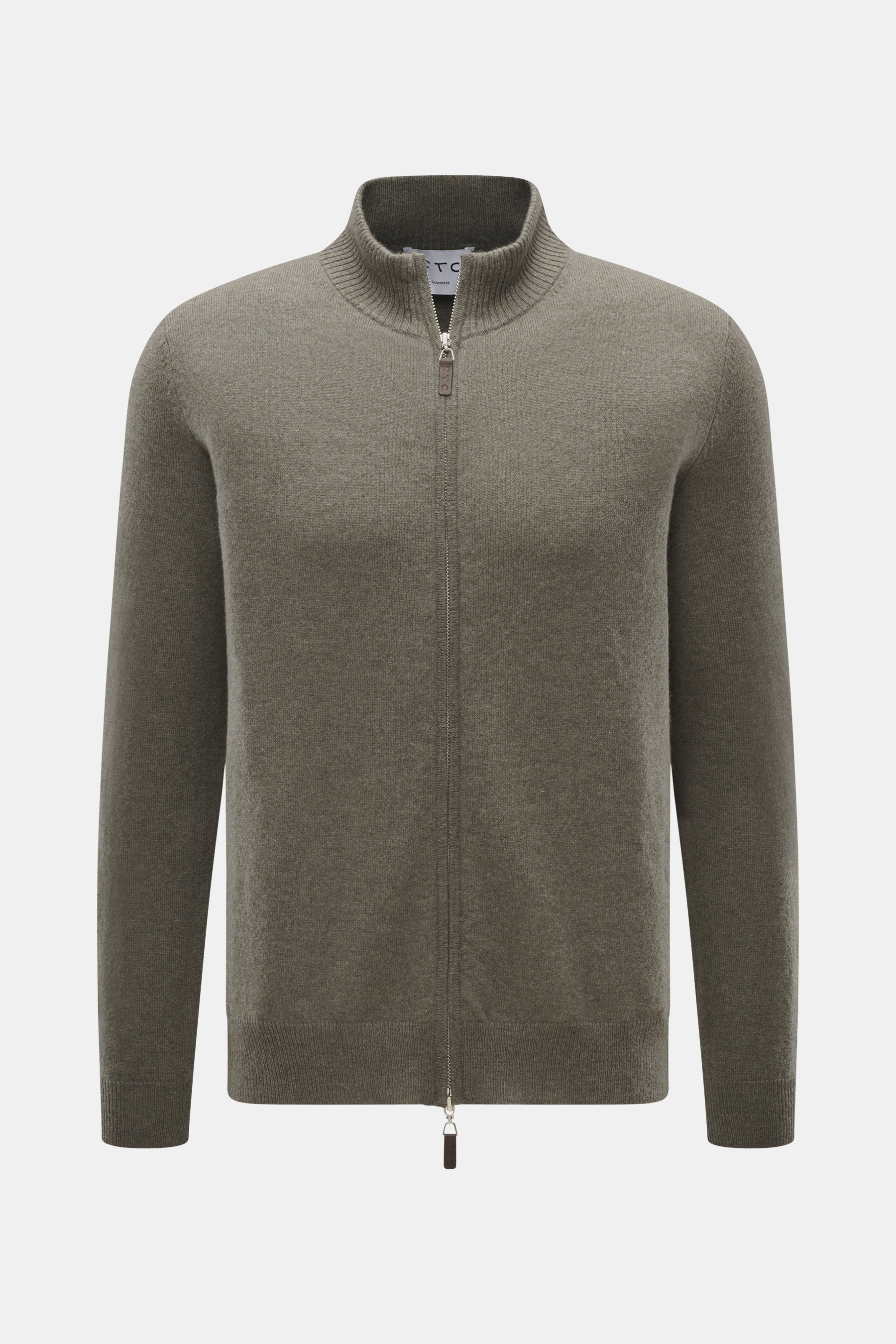 FTC Cashmere Strickjacke graugrün, Frontansicht, Fair-Trade-Cashmere, feines Strickbild, Regular Fit, Zwei-Wege-Reißverschluss, gerippter Stehkragen, weicher Griff.