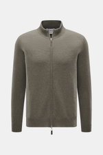 FTC Cashmere Strickjacke graugrün, Frontansicht, Fair-Trade-Cashmere, feines Strickbild, Regular Fit, Zwei-Wege-Reißverschluss, gerippter Stehkragen, weicher Griff.