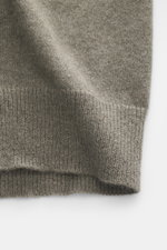 Nahaufnahme der graugrünen FTC Cashmere Strickjacke, Detailansicht von feinem Strickbild, geripptem Stehkragen und Bündchen, Fair-Trade-Cashmere.