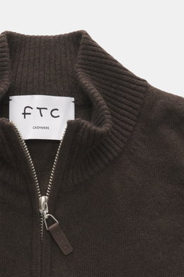 FTC Cashmere Strickjacke dunkelbraun, Nahaufnahme von oben, gerippter Stehkragen, verdeckter Zwei-Wege-Reißverschluss mit Leder-Logo, feines Strickbild.
