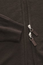 FTC Cashmere Strickjacke dunkelbraun in Nahaufnahme von vorne, feines Strickbild, zwei-Wege-Reißverschluss mit Leder-Logo, gerippter Stehkragen, nachhaltiger Fair-Trade-Cashmere.