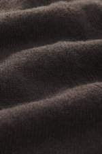 Nahaufnahme der Struktur der FTC Cashmere Strickjacke dunkelbraun, fotografiert aus leichter Schräge, zeigt feines Strickbild und weichen Griff.