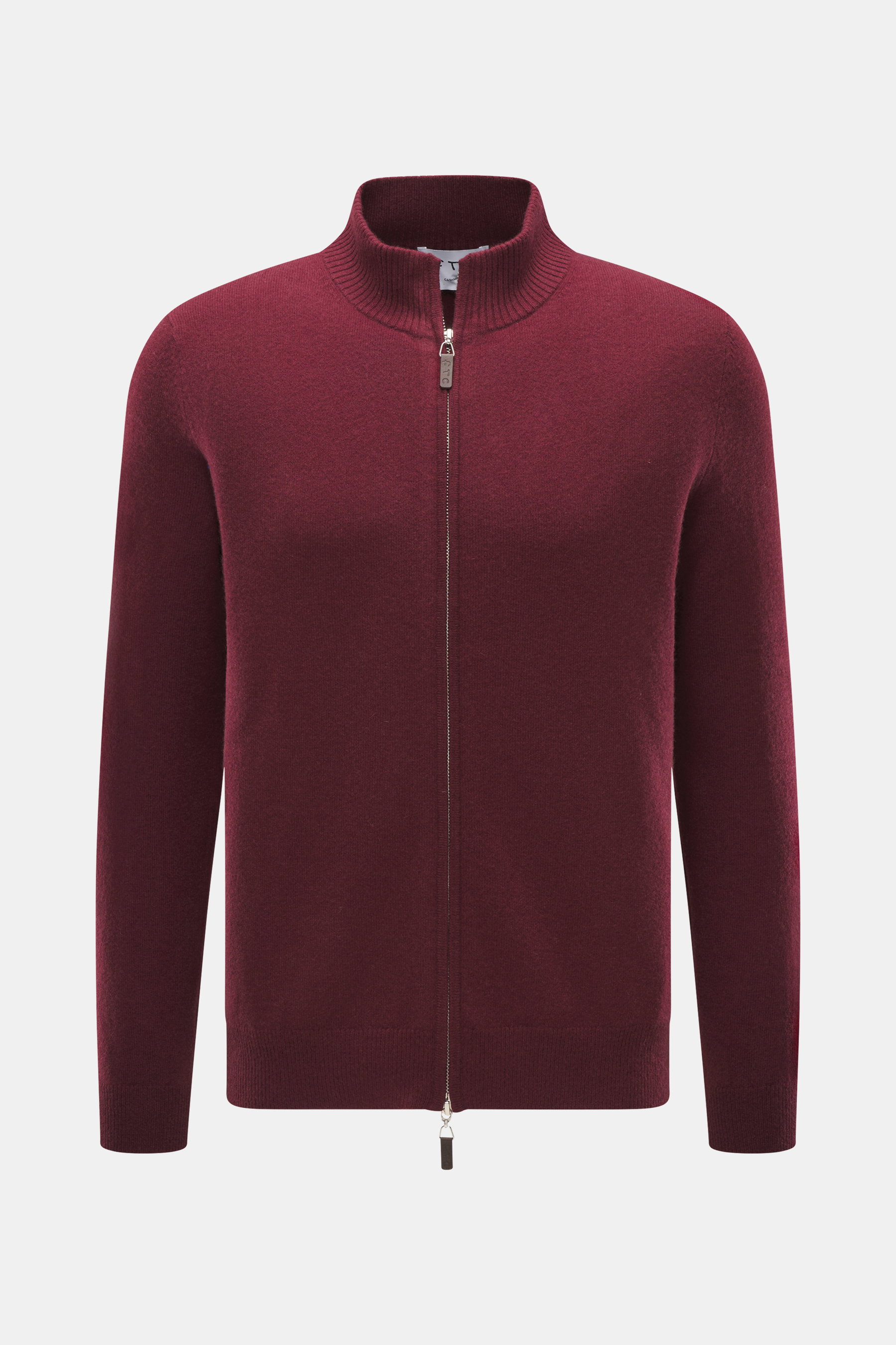 FTC Cashmere Strickjacke bordeaux, frontal fotografiert, mit verdecktem Zwei-Wege-Reißverschluss, geripptem Stehkragen, weichem Fair-Trade-Cashmere, Regular Fit.