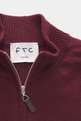 Nahaufnahme der FTC Cashmere Strickjacke bordeaux von oben, zeigt gerippten Stehkragen, verdeckten Zwei-Wege-Reißverschluss mit Leder-Logo und feines Strickbild. Fair-Trade-Cashmere, OEKO-TEX® zertifiziert, Regular Fit, weicher Griff, flexible Rippbündche