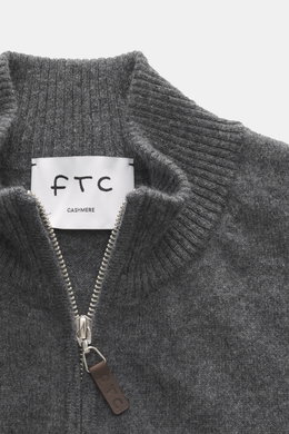 Nahaufnahme der FTC Cashmere Strickjacke dunkelgrau meliert von oben, mit geripptem Stehkragen, verdecktem Reißverschluss und Leder-Logo.